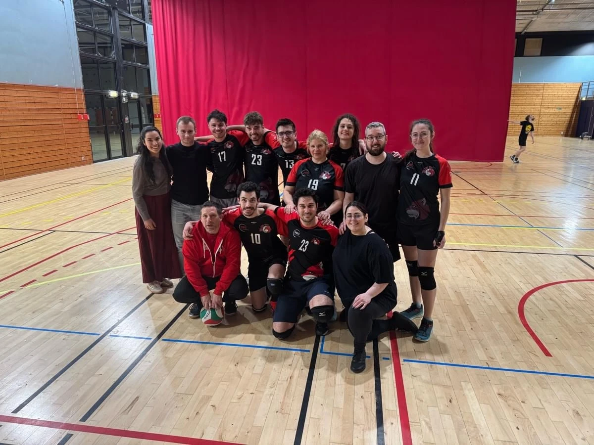 Portrait collectif de l'équipe senior 2 de l'ELAU VB dans le gymnase.