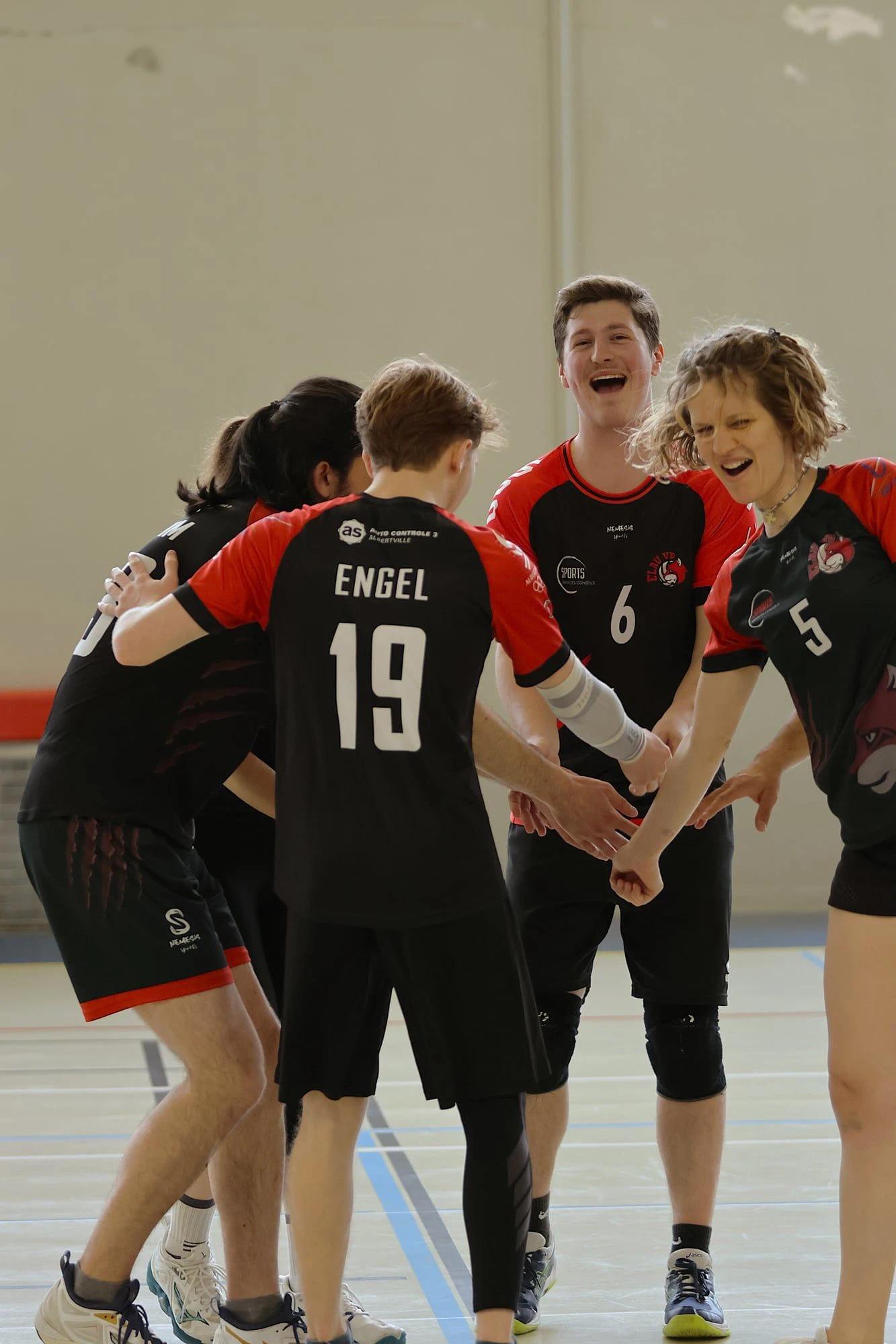 Des joueuses et joueurs de l'ELAU VB se rassemblent avant le match.