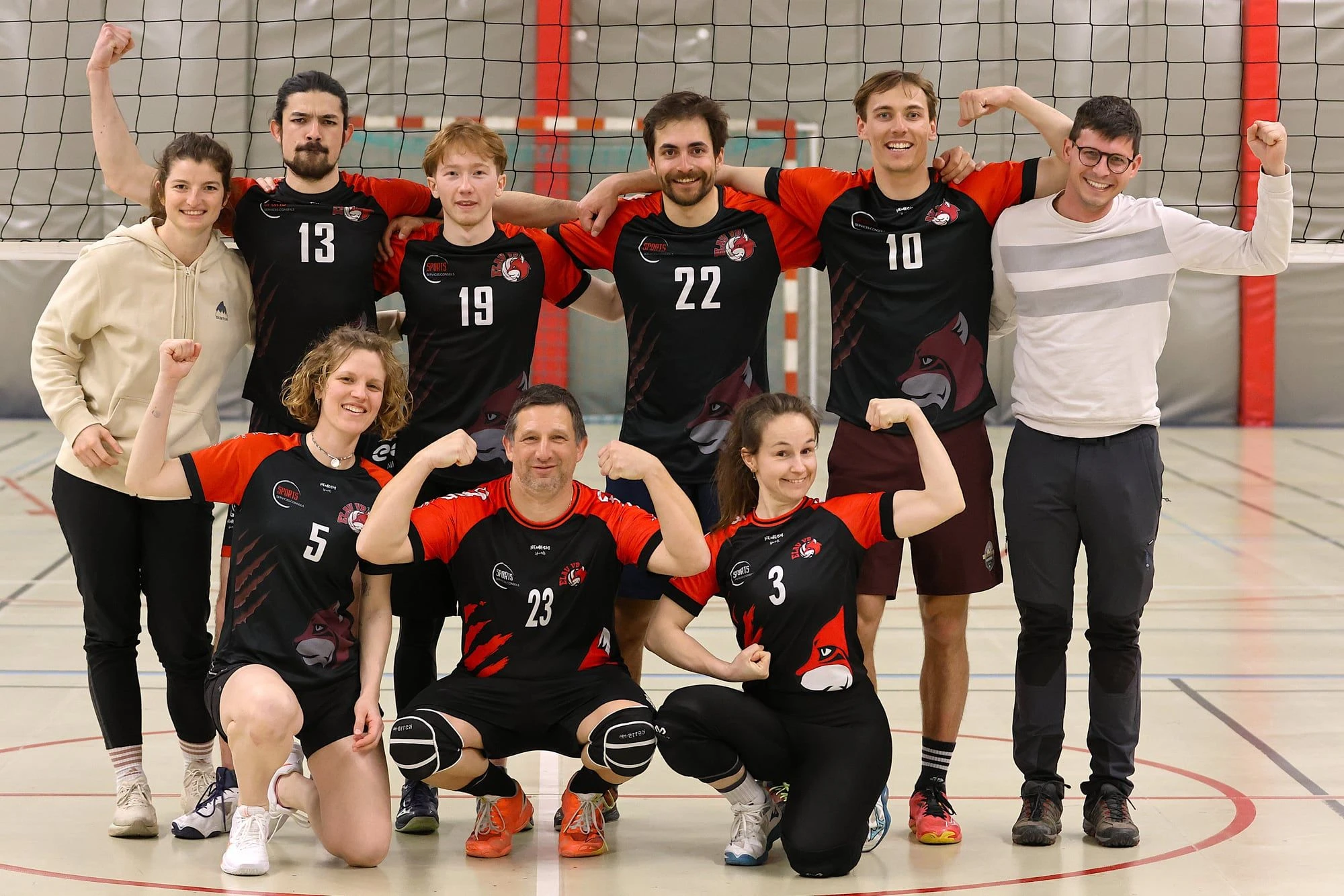 Photo collective de l'équipe senior 1 de l'ELAU VB devant le filet.